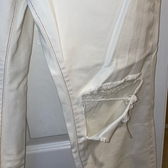 BDG Loose Straight Jean – Destroyed Ivory Denim - Urban Outfitters 33 - Picture 10 of 15